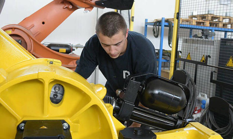 ��ҵ�������ֱ۱����Ķ�Ԫ������