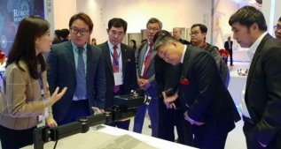 �Խ������������˿����й��г��ġ�NT ROBOT�� ���뺼�ݡ��������������ġ�...�ڳ���չ��չʾ���������������ֱ�