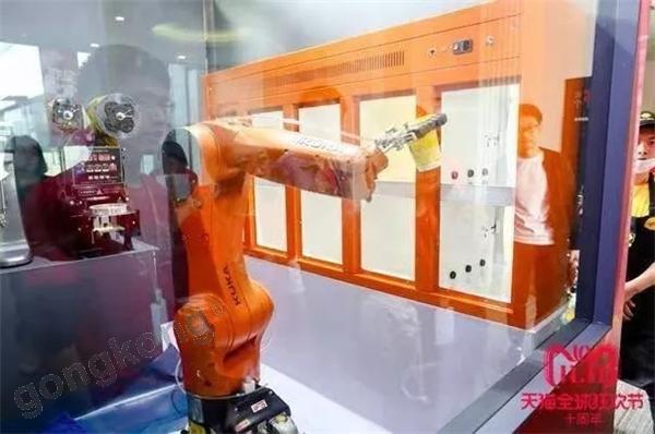 KUKA 助力阿里双十一,携手工博士打造智慧奶茶门店